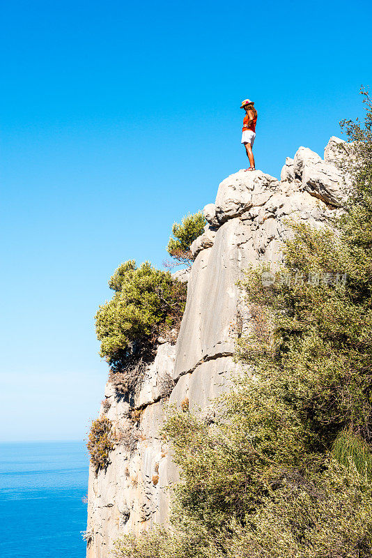 女人在顶端。来自Oludeniz的蝴蝶谷。Fethiye Mugla,土耳其。